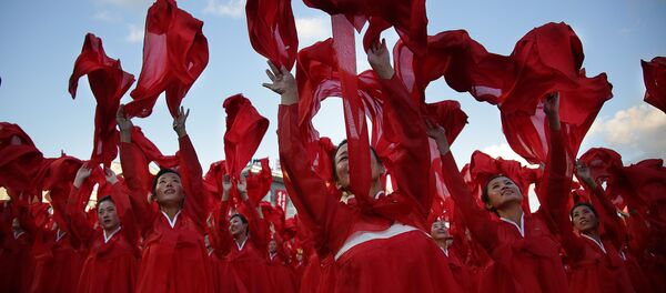 Mulheres dançando durante um desfile militar em Pyongyang por ocasião do 70º aniversário do partido do poder norte-coreano, 10 de outubro de 2015 - Sputnik Brasil
