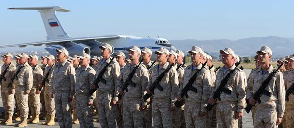 Militares russos durante cerimônia de visita do presidente russo, Vladimir Putin, à base aérea em Hmeymim, na Síria - Sputnik Brasil