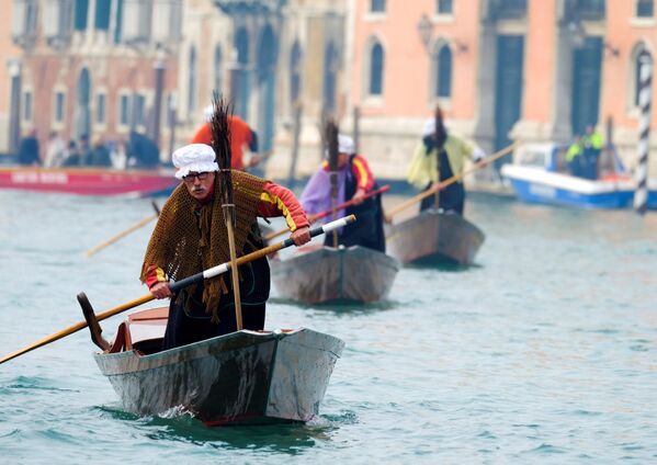 Gondoleiros em trajes de La Befana durante o Dia de Reis em Veneza - Sputnik Brasil