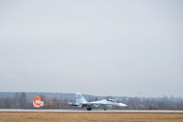 Caça multifuncional Su-30SM no polígono de Pogonovo, na região de Voronezh, onde se realizaram os voos de treinamento - Sputnik Brasil