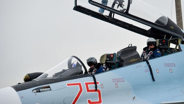 Pilotos do Distrito Militar Ocidental da Rússia preparam-se para o voo na cabina de um caça multifuncional Su-30SM, no polígono de Voronezh - Sputnik Brasil