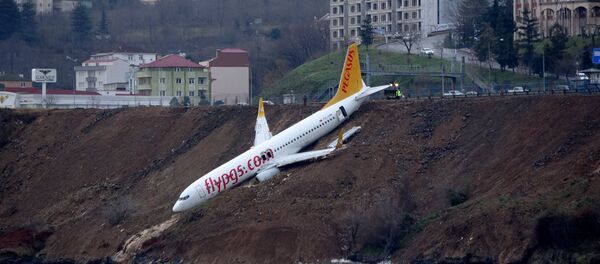 Avião da companhia turca Pegasus Airlines que saiu da pista e ficou praticamente pendurado em um barranco, em 14 de janeiro de 2018 Avião da companhia turca Pegasus Airlines que saiu da pista e ficou praticamente pendurado em um barranco, em 14 de janeiro de 2018 - Sputnik Brasil