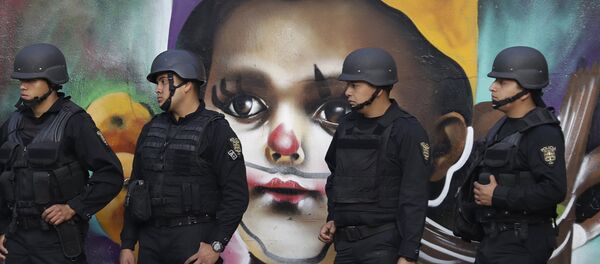 In this Monday, Jan. 9, 2017 photo, police providing security walk past street art as thousands march against the government of Enrique Pena Nieto following a 20 percent rise in gas prices in Mexico City. - Sputnik Brasil