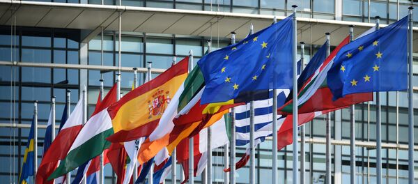 Flags outside the building of the European Parliament in Strasbourg - Sputnik Brasil