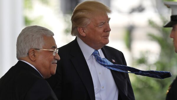 Presidente dos EUA, Donald Trump, recebe o líder palestino, Mahmoud Abbas, na Casa Branca (foto de arquivo) - Sputnik Brasil