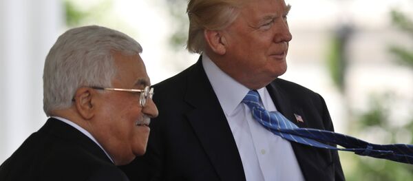 Presidente dos EUA, Donald Trump, recebe o líder palestino, Mahmoud Abbas, na Casa Branca - Sputnik Brasil