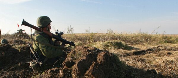 Soldado com lança-granadas RPG-7 durante exercícios das tropas mecanizadas da Frota do Báltico na região de Kaliningrado - Sputnik Brasil