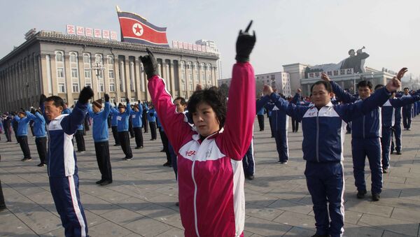Norte-coreanos participam de exercícios de ginástica em Pyongyang - Sputnik Brasil