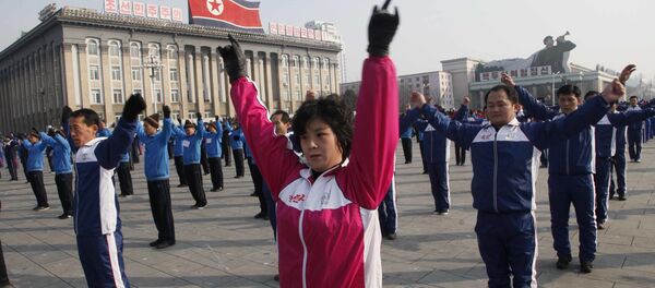 Norte-coreanos participam de exercícios de ginástica em Pyongyang - Sputnik Brasil