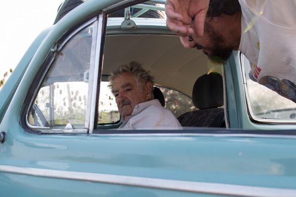 Em Montevidéu, com o passageiro ilustre e ex-presidente do Uruguai Pepe Mujica. - Sputnik Brasil