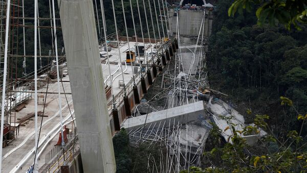 View of a bridge under construction that collapsed leaving dead and injured workers in Chirajara near Bogota, Colombia January 15, 2018. - Sputnik Brasil