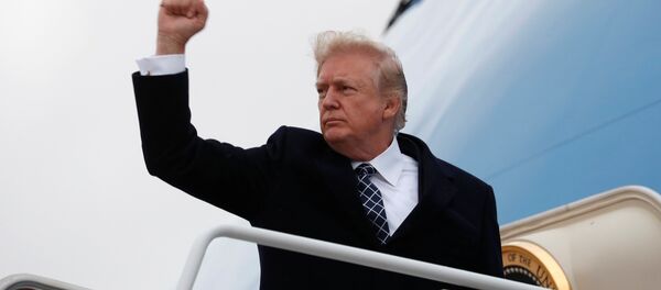 Presidente norte-americano Donald Trump antes de embarcar no avião Air Force One - Sputnik Brasil
