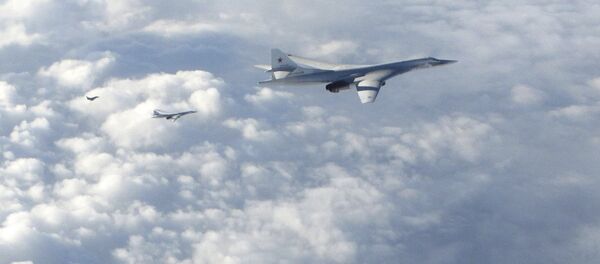Dois bombardeiros de longo alcance russos Tu-160 são acompanhados por avião RAF Typhoon (à esquerda) - Sputnik Brasil