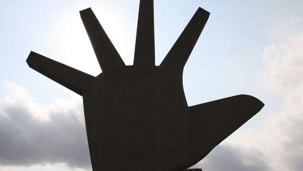 Mão, escultura de Oscar Niemeyer - Sputnik Brasil