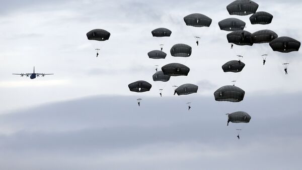 Soldados das tropas autotransportadas dos exércitos norte-americano e sérvio saltam do avião da Força Aérea dos EUA C-130 durante exercícios no aeroporto de Lisicji jarak, Sérvia - Sputnik Brasil