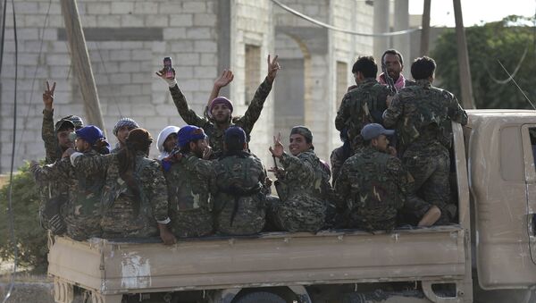 Soldados árabes e curdos com as Forças Democráticas da Síria em um caminhão - Sputnik Brasil