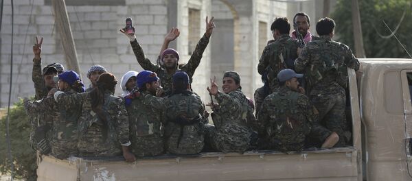 Soldados árabes e curdos com as Forças Democráticas da Síria em um caminhão - Sputnik Brasil