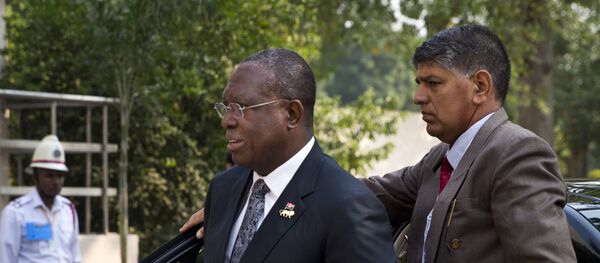 Ex-vice-presidente angolano, Manuel Domingos Vicente, antes da sessão da cúpula do Fórum Índia África (IASF) em Nova Deli, 29 de outubro de 2015 - Sputnik Brasil