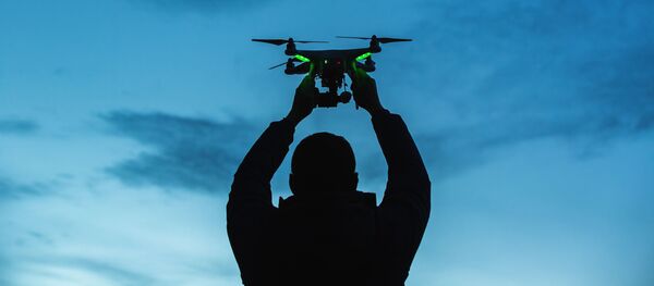 Homem lançando um drone - Sputnik Brasil