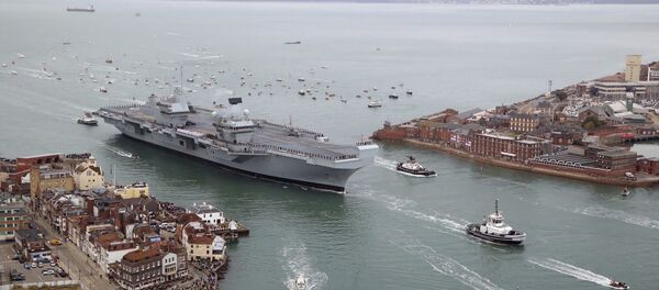 O porta-aviões britânico HMS Queen Elizabeth em Portsmouth, Reino Unido O porta-aviões britânico HMS Queen Elizabeth em Portsmouth, Reino Unido - Sputnik Brasil
