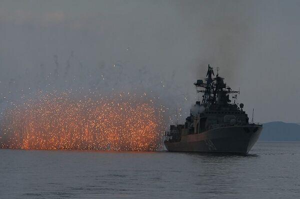 Navio antissubmarino Admiral Panteleev lançando cortina de fumaça - Sputnik Brasil