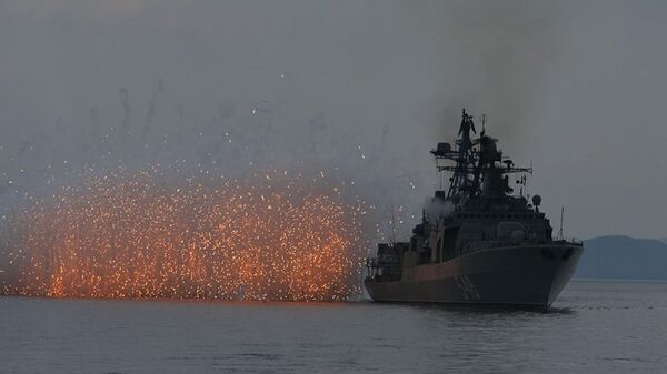 Navio antissubmarino Admiral Panteleev lançando cortina de fumaça - Sputnik Brasil