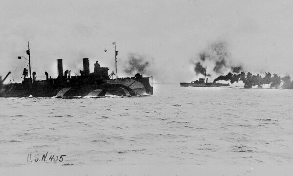 Vampire, à direita, dispara cortina de fumaça contra o Shawmut durante a Primeira Guerra Mundial  - Sputnik Brasil