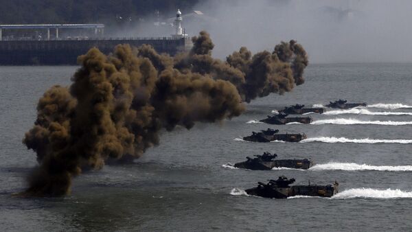 Embarcações da Coreia do Sul abrem caminho para o litoral através da cortina de fumaça durante 62ª cerimônia de comemoração de operações de desembarque de Incheon, 2012 - Sputnik Brasil