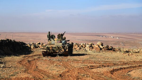 Membros das forças governamentais sírias em um tanque no sudeste de Aleppo - Sputnik Brasil