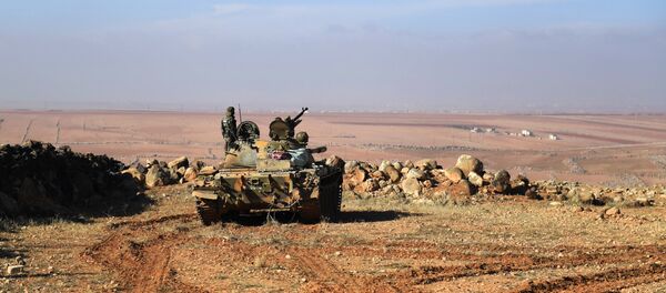 Membros das forças governamentais sírias em um tanque no sudeste de Aleppo - Sputnik Brasil