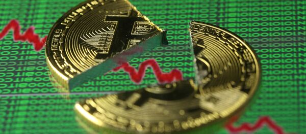 Bitcoin quebrado (imagem referencial) - Sputnik Brasil