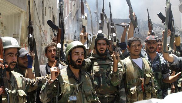 Soldados sírios celebrando vitória sobre rebeldes em Damasco (foto de arquivo) - Sputnik Brasil