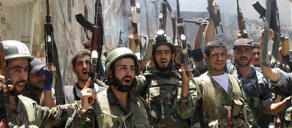 Soldados sírios celebrando vitória sobre rebeldes em Damasco (foto de arquivo) - Sputnik Brasil