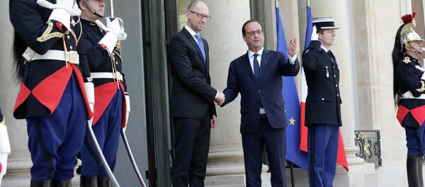 Francois Hollande (D), presidente da França, dá as boas vindas a Arseny Yatsenyuk, primeiro ministro da Ucrânia - Sputnik Brasil