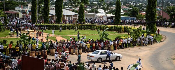 Manifestantes se concentram nas ruas de Bujumbura, capital do Burundi, para acompanhar o retorno de Pierre Nkurunziza ao palácio presidencial - Sputnik Brasil