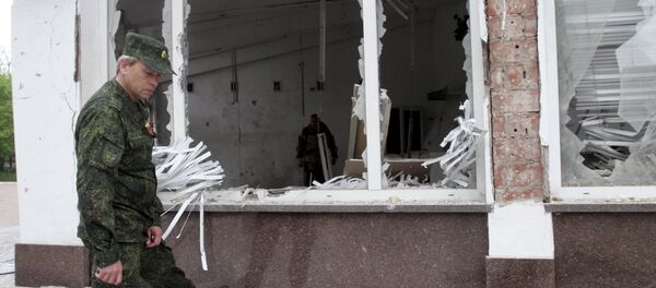 Vice-chefe das tropas de autodefesa da RPD, Eduard Basurin, inspeciona edifício bombardeado em Donetsk Vice-chefe das tropas de autodefesa da RPD, Eduard Basurin, inspeciona edifício bombardeado em Donetsk - Sputnik Brasil