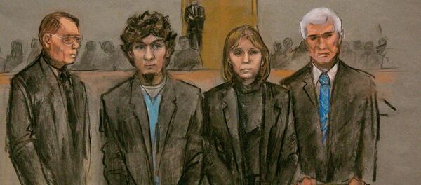 Ilustração mostra o suspeito pela bomba na Maratona de Boston, Dzhokhar Tsarnaev (2-E) e seu time de defesa durante a leitura do veredito em Boston Ilustração mostra o suspeito pela bomba na Maratona de Boston, Dzhokhar Tsarnaev (2-E) e seu time de defesa durante a leitura do veredito em Boston - Sputnik Brasil
