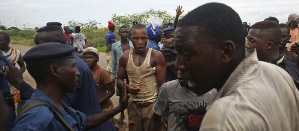Manifestantes protestam de policial acusada de atirar em uma pessoa no bairro de Buterere, em Bujumbura, Burundi - Sputnik Brasil