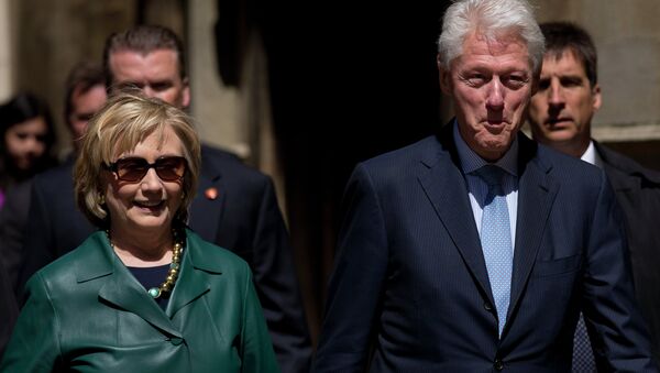 Hillary e Bill Clinton - Sputnik Brasil