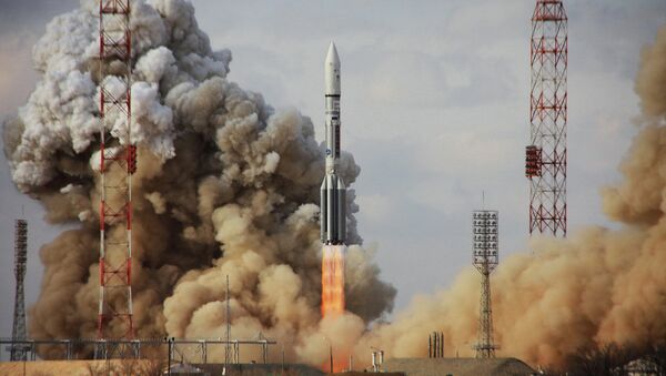 Lançamento do foguete portador russo Proton-M com satélite Intelsat-22 - Sputnik Brasil