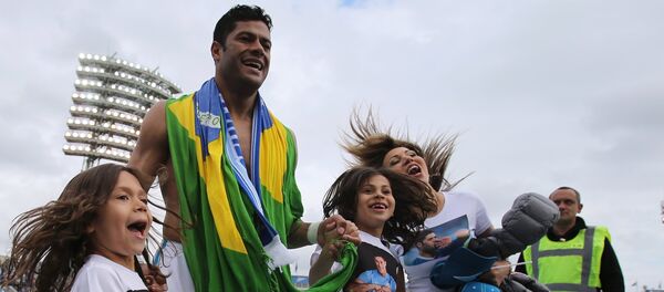 Enrolado na bandeira do Brasil, Hulk comemorou o título russo com a esposa e as filhas. - Sputnik Brasil