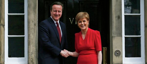 David Cameron e Nicola Sturgeon. - Sputnik Brasil