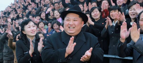 Líder norte-coreano, Kim Jong-un, durante sua visita a uma instituição de ensino Líder norte-coreano, Kim Jong-un, durante sua visita a uma instituição de ensino - Sputnik Brasil