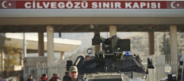 Forças turcas mantêm a segurança no posto fronteiriço de Cilvegozu, na fronteira com a Síria (foto de arquivo) Forças turcas mantêm a segurança no posto fronteiriço de Cilvegozu, na fronteira com a Síria (foto de arquivo) - Sputnik Brasil