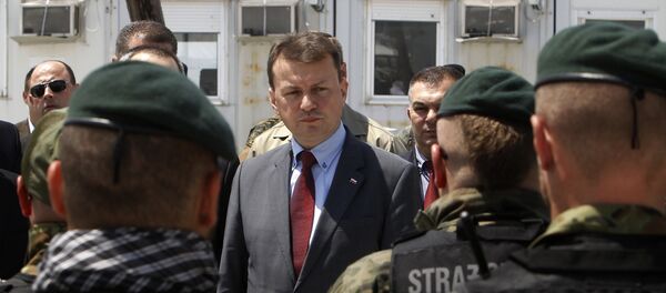 Mariusz Blaszczak, ministro do Interior da Polônia na época, fala com agentes da guarda de fronteira polonesa no centro de trânsito de refugiados perto da cidade macedônia de Gevgelija, em 24 de maio de 2016 - Sputnik Brasil