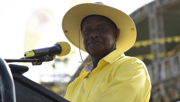 This file photo taken on February 16, 2016 shows Uganda's president Yoweri Museveni addressing supporters during a rally of the ruling National Resistance Movement (NRM) party at Kololo Airstrip in Kampala - Sputnik Brasil