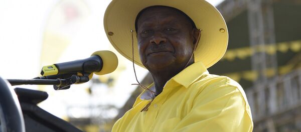 This file photo taken on February 16, 2016 shows Uganda's president Yoweri Museveni addressing supporters during a rally of the ruling National Resistance Movement (NRM) party at Kololo Airstrip in Kampala This file photo taken on February 16, 2016 shows Uganda's president Yoweri Museveni addressing supporters during a rally of the ruling National Resistance Movement (NRM) party at Kololo Airstrip in Kampala - Sputnik Brasil