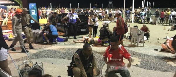 Carro invade calçadão em Copacabana e atropela multidão - Sputnik Brasil