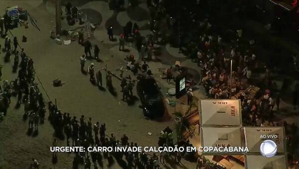 Carro invade calçadão de Copacabana e atropela uma multidão de pessoas - Sputnik Brasil