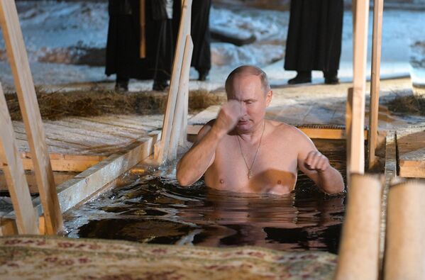 Vladimir Putin se benze ao entrar nas águas geladas na noite da Epifania do Senhor no lago Seliger, na noite de 18 para 19 de janeiro de 2018 - Sputnik Brasil